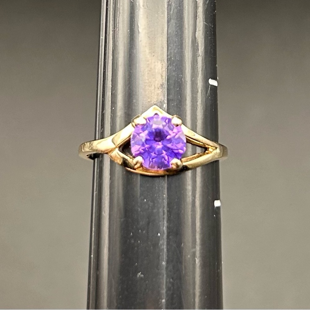 Gold color changing Spinel ring